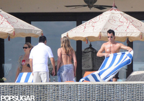 Jennifer Aniston Kisses Justin Poolside During a Bikini-Filled NYE Jennifer Aniston Kisses Justin Poolside During a Bikini-Filled NYE
