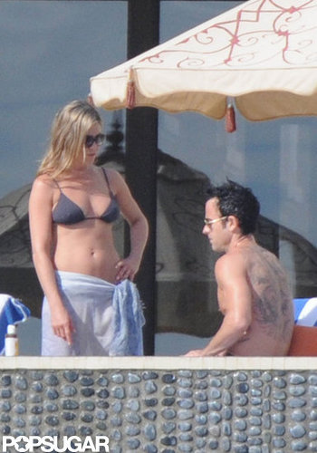 Jennifer Aniston Kisses Justin Poolside During a Bikini-Filled NYE Jennifer Aniston Kisses Justin Poolside During a Bikini-Filled NYE