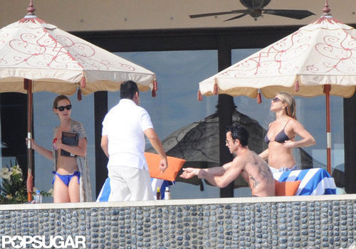 Jennifer Aniston Kisses Justin Poolside During a Bikini-Filled NYE Jennifer Aniston Kisses Justin Poolside During a Bikini-Filled NYE