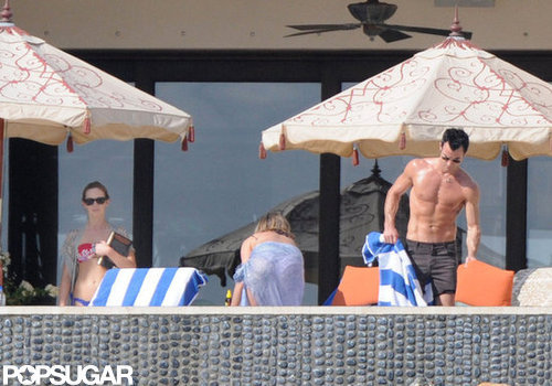 Jennifer Aniston Kisses Justin Poolside During a Bikini-Filled NYE Jennifer Aniston Kisses Justin Poolside During a Bikini-Filled NYE