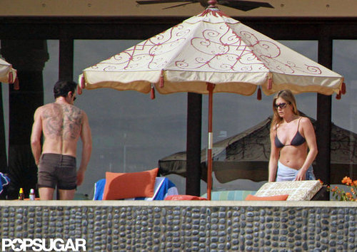 Jennifer Aniston Kisses Justin Poolside During a Bikini-Filled NYE Jennifer Aniston Kisses Justin Poolside During a Bikini-Filled NYE
