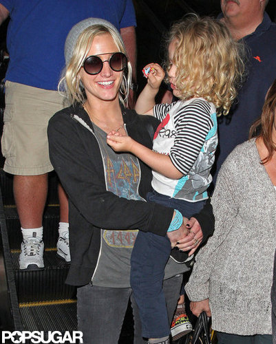 Ashlee Simpson and Bronx Wentz spent their holidays at the beach in Hawaii.
Ashlee Simpson and Bronx Wentz spent their holidays at the beach in Hawaii.