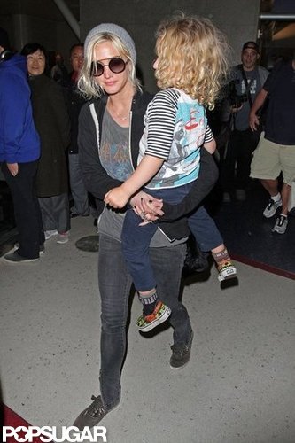 Ashlee Simpson and Bronx Wentz returned to LA after spending the holidays in Hawaii.
Ashlee Simpson and Bronx Wentz returned to LA after spending the holidays in Hawaii.