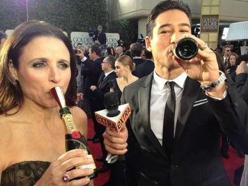 Mario Lopez and Julia Louis-Dreyfus enjoyed a drink on the red carpet.
Source: Twitter user MarioLopezExtra
Mario Lopez and Julia Louis-Dreyfus enjoyed a drink on the red carpet.
Source: Twitter user MarioLopezExtra