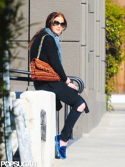 Jennifer Lawrence carried an orange bag. Jennifer Lawrence carried an orange bag.