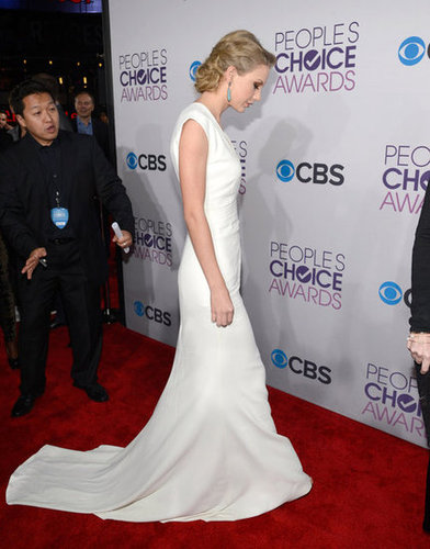 Taylor Swift Goes Simple But Sexy at the 2013 PCAs Taylor Swift Goes Simple But Sexy at the 2013 PCAs