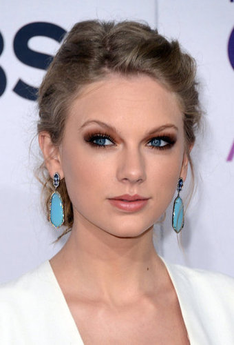 Taylor Swift Goes Simple But Sexy at the 2013 PCAs Taylor Swift Goes Simple But Sexy at the 2013 PCAs