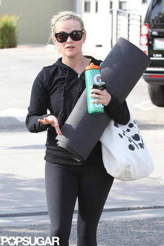 Reese Witherspoon carried a water bottle.
Reese Witherspoon carried a water bottle.