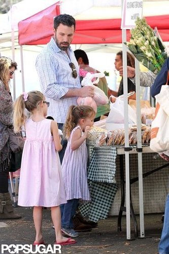 Ben Affleck took Violet and Sera out to the farmers market in LA.
Ben Affleck took Violet and Sera out to the farmers market in LA.