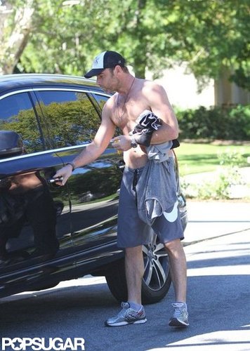 Naomi Watts and Shirtless Liev Spend Sunday With the Kids Naomi Watts and Shirtless Liev Spend Sunday With the Kids