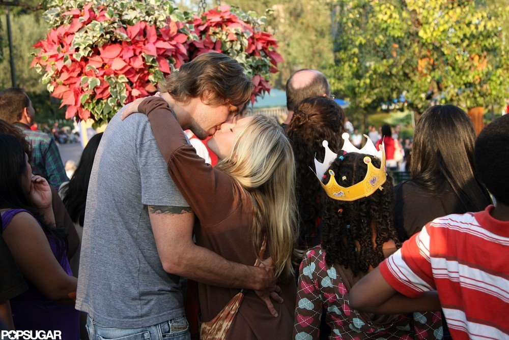 Kristen Bell and Dax Shepard shared a kiss in line at Disneyland in November 2008.
Kristen Bell and Dax Shepard shared a kiss in line at Disneyland in November 2008.