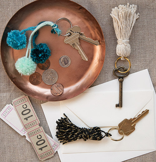 We can never find keychains we like but we've fallen hard for these DIYtassels and mini pom poms!
Source: Design*Sponge
We can never find keychains we like but we've fallen hard for these DIYtassels and mini pom poms!
Source: Design*Sponge