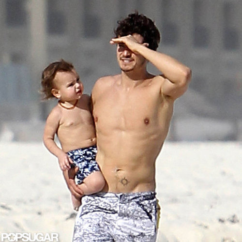Shirtless Orlando Bloom Spends a Sweet Beach Day With Flynn Shirtless Orlando Bloom Spends a Sweet Beach Day With Flynn