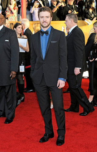 For the SAGs in 2010, Justin added a punch of color to his suit with a bright blue ruffled shirt.
For the SAGs in 2010, Justin added a punch of color to his suit with a bright blue ruffled shirt.