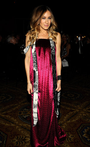 Sarah Jessica Parker Steps Out in Hot Pink to Honor a Friend For amfAR Sarah Jessica Parker Steps Out in Hot Pink to Honor a Friend For amfAR
