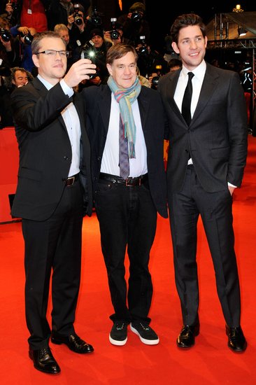 Matt Damon Snaps Away on the Red Carpet With John Krasinski Matt Damon Snaps Away on the Red Carpet With John Krasinski