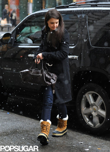 Katie Holmes tried to keep warm in NYC during the snowstorm Friday.
Katie Holmes tried to keep warm in NYC during the snowstorm Friday.