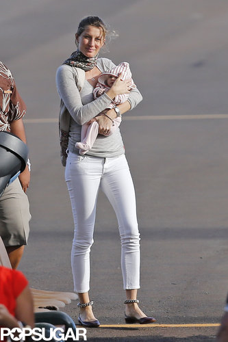 Gisele Bundchen showed off baby Vivian for the first time in Hawaii.
Gisele Bundchen showed off baby Vivian for the first time in Hawaii.