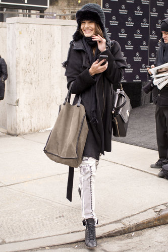 Bundled-up chic and all smiles — we're crushing hard on that trapper hat.
Bundled-up chic and all smiles — we're crushing hard on that trapper hat.