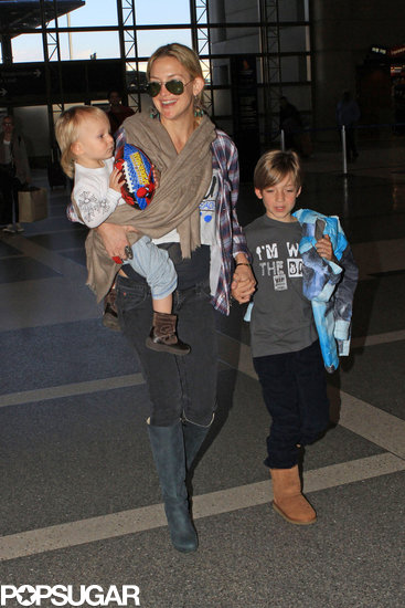 Kate Hudson Flies the Smiley Skies With Ryder and Bingham Kate Hudson Flies the Smiley Skies With Ryder and Bingham