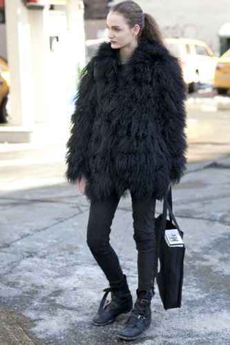 A fluffy black fur added volume to this off-duty uniform.
A fluffy black fur added volume to this off-duty uniform.