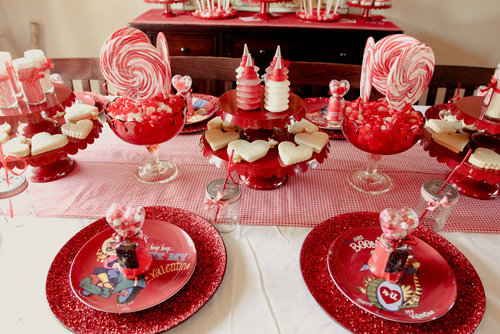 The red-and-pink table was set up so little guests could enjoy sweets while they worked their magic.
Source: Jenny Cookies
The red-and-pink table was set up so little guests could enjoy sweets while they worked their magic.
Source: Jenny Cookies