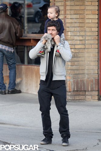 Orlando Bloom carried his son on his shoulders.
Orlando Bloom carried his son on his shoulders.