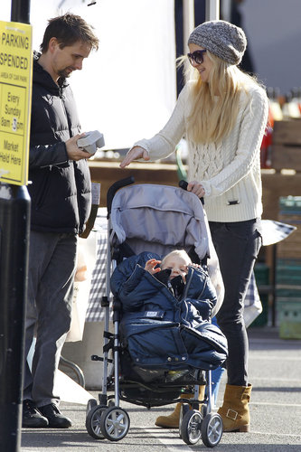 Kate Hudson brought her warm Winter style to London in a white cable-knit sweater, a slouchy beanie, and tan buckled boots.
Kate Hudson brought her warm Winter style to London in a white cable-knit sweater, a slouchy beanie, and tan buckled boots.