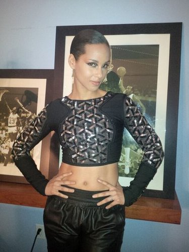 Alicia Keys bared her belly before performing at the NBA All-Star Game.
Source: Twitter user aliciakeys
Alicia Keys bared her belly before performing at the NBA All-Star Game.
Source: Twitter user aliciakeys