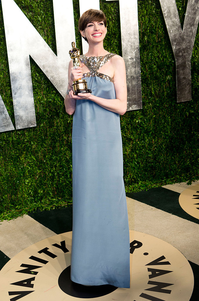 Anne Hathaway posed with her Oscar.
Anne Hathaway posed with her Oscar.