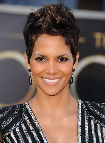 Halle Berry chose on onyx drop earrings to complement her custom metallic Atelier Versace dress.
Halle Berry chose on onyx drop earrings to complement her custom metallic Atelier Versace dress.