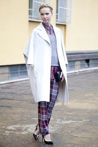 Plaid on plaid got tempered with a minimalist white coat.
Plaid on plaid got tempered with a minimalist white coat.