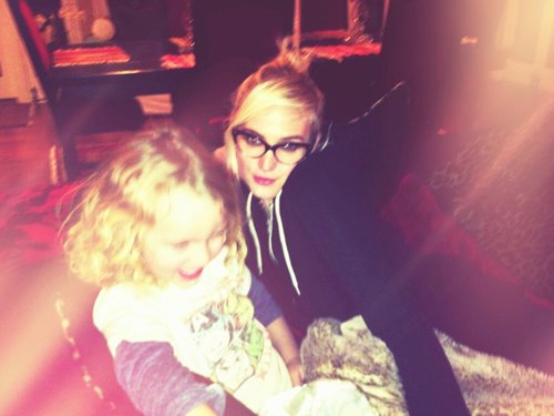 Bronx Wentz had some giggles with his mama, Ashlee Simpson, during movie night.
Source: Twitter user ashleesimpson
Bronx Wentz had some giggles with his mama, Ashlee Simpson, during movie night.
Source: Twitter user ashleesimpson