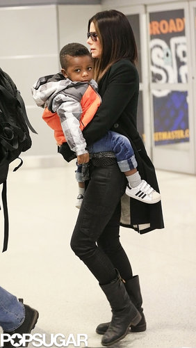 Sandra Bullock landed in NYC with her son.
Sandra Bullock landed in NYC with her son.