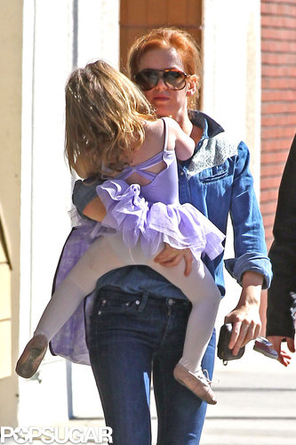 Isla Fisher carried Elula Cohen in LA.
Isla Fisher carried Elula Cohen in LA.