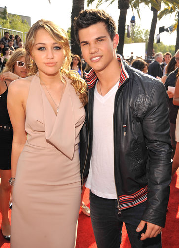 Miley Cyrus and Taylor Lautner posed together on their way into the show in 2009.
Miley Cyrus and Taylor Lautner posed together on their way into the show in 2009.