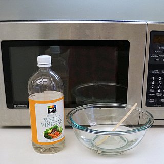 How to Clean a Microwave With Vinegar