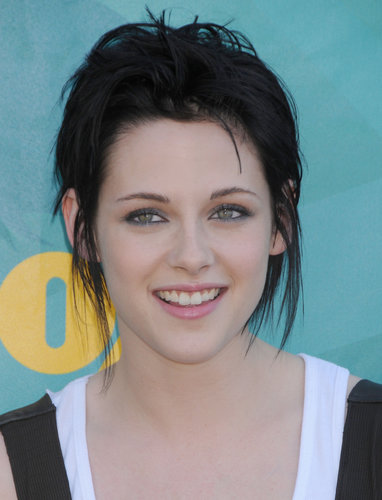 To portray the iconic Joan Jett in The Runaways, Kristen chopped her hair into a rocker-chic style, which she showed off at the 2009 Teen Choice Awards.
To portray the iconic Joan Jett in The Runaways, Kristen chopped her hair into a rocker-chic style, which she showed off at the 2009 Teen Choice Awards.