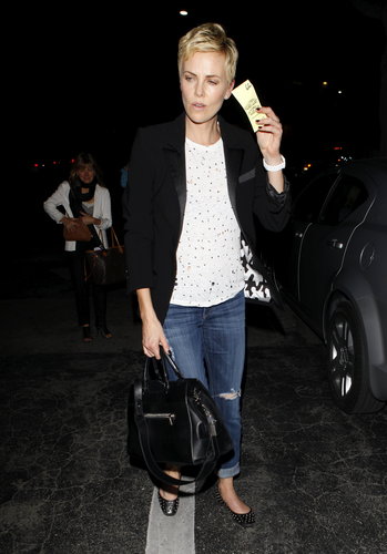 Charlize Theron wore jeans and a t-shirt.
Charlize Theron wore jeans and a t-shirt.