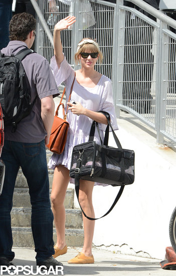 Taylor Swift held her cat, Meredith, in a carrier. Taylor Swift held her cat, Meredith, in a carrier.