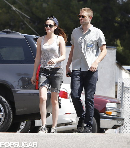 Robert Pattinson and Kristen Stewart grabbed sushi in LA.
Robert Pattinson and Kristen Stewart grabbed sushi in LA.