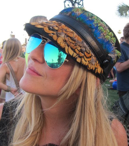 This feather-trimmed hat had a carefree, artistic vibe when paired with mirrored aviator shades.
This feather-trimmed hat had a carefree, artistic vibe when paired with mirrored aviator shades.