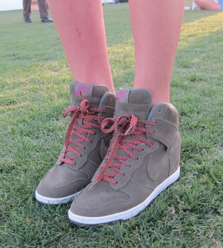 Nike dunks with a hidden wedge are a good option for keeping you comfy while running back and forth between stages.
Nike dunks with a hidden wedge are a good option for keeping you comfy while running back and forth between stages.