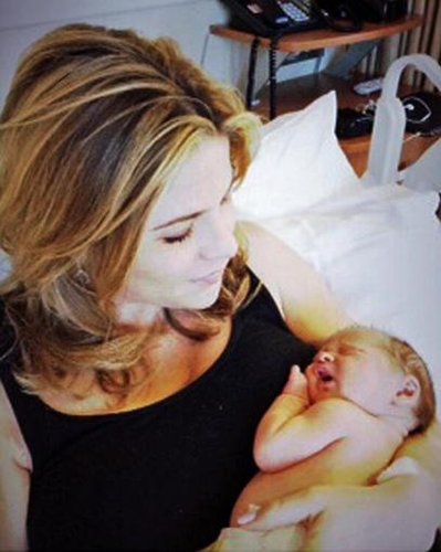 Jenna Bush-Hager cradled her newborn daughter, Mila.
Source: Twitter user todayshow
Jenna Bush-Hager cradled her newborn daughter, Mila.
Source: Twitter user todayshow