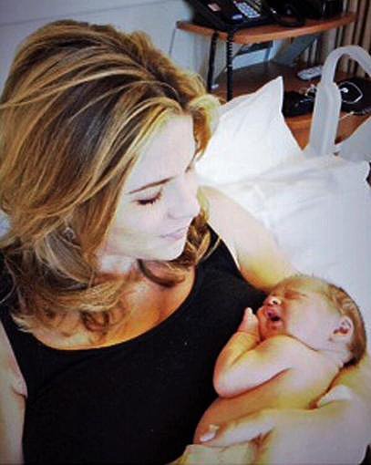 Jenna Bush-Hager cradled her newborn daughter, Mila.
Source: Twitter user todayshow
Jenna Bush-Hager cradled her newborn daughter, Mila.
Source: Twitter user todayshow