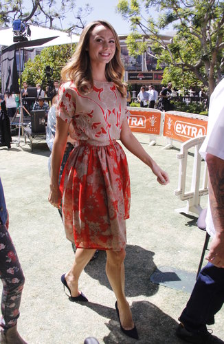 Stacy Keibler looked ladylike in a red printed fit-and-flare dress and black pointy pumps while heading to the Extra set in LA.
Stacy Keibler looked ladylike in a red printed fit-and-flare dress and black pointy pumps while heading to the Extra set in LA.