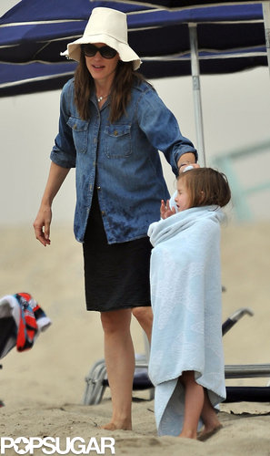 Jennifer Garner and Her Girls Hit the Beach in Santa Monica Jennifer Garner and Her Girls Hit the Beach in Santa Monica