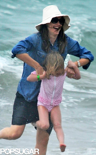 Jennifer Garner and Her Girls Hit the Beach in Santa Monica Jennifer Garner and Her Girls Hit the Beach in Santa Monica