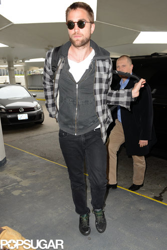 Robert Pattinson Returns to LA After a Mini Big Apple Trip Robert Pattinson Returns to LA After a Mini Big Apple Trip