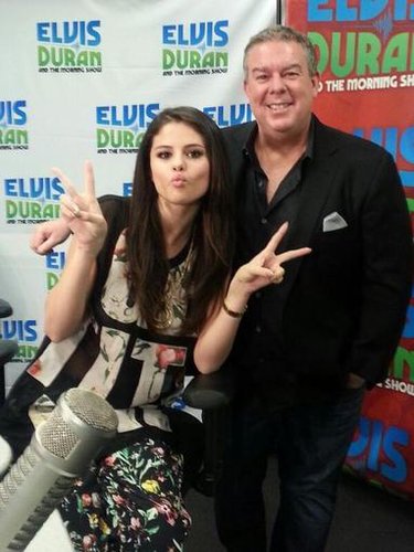 Selena Gomez wore a floral 3.1 Phillip Lim ensemble to hang with radio-show host Elvis Duran.
Source: Twitter user selenagomez
Selena Gomez wore a floral 3.1 Phillip Lim ensemble to hang with radio-show host Elvis Duran.
Source: Twitter user selenagomez
